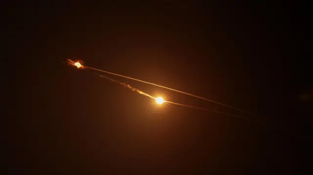 تضيء ومضات ضوئية السماء خلال محاولة اعتراض في خضم الصراع الأمريكي الإسرائيلي مع إيران، كما شوهدت من تل أبيب، إسرائيل، في 15 مارس/آذار 2026. رويترز/تايرون سيو، صور اليوم من TPX