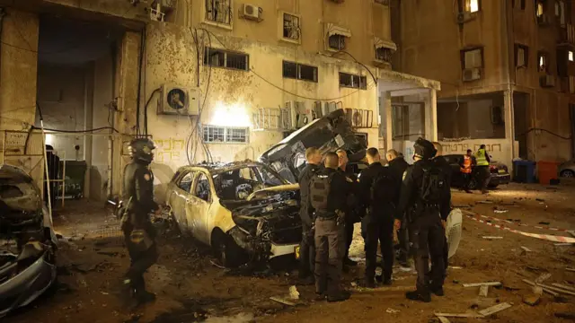 اسرائیلی شہر حولون میں حملے کے بعد تباہی