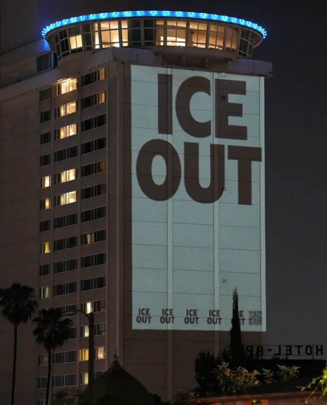 Na noite anterior à cerimônia, perto do Dolby Theatre, foram projetadas imagens de protesto contra a política de imigração do governo de Donald Trump