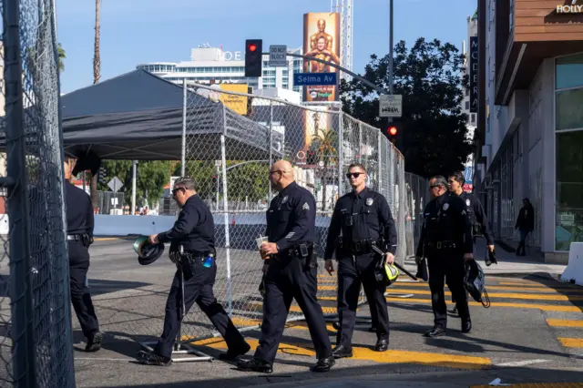 Policiais chegam para fazer a segurança da cerimônia do Oscar em Hollywood