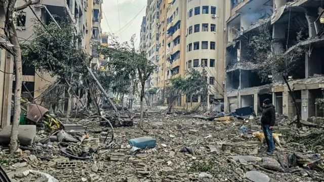বৈরুতের দক্ষিণ উপশহর হারেত রিকের এই স্থানটি সম্প্রতি ইসরায়েলি হামলায় ক্ষতিগ্রস্ত হয়েছে।