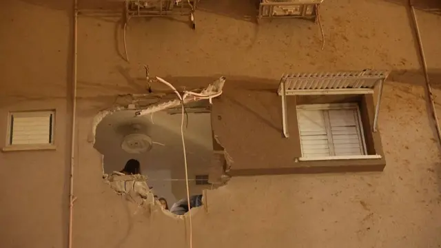 اسرائیلی شہر حولون میں حملہ، دیوار میں شگاف