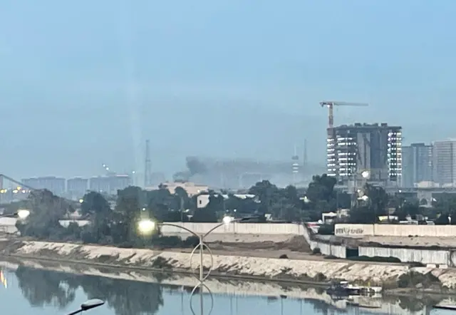 ትናትን ከተፈጸመው ጥቃት በኋላ ባግዳድ ውስጥ ከሚገኙ ሕንጻዎች ጭስ ሲወጣ ታይቷል