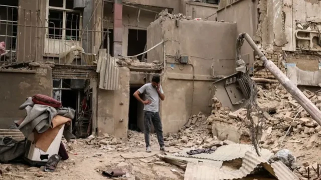 Enkaz etrafındaki bir adam