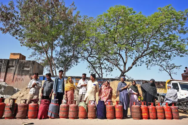 در اثر جنگ در خلیج فارس و مختل شدن عبور و مرور تانکرها، صف‌های طولانی برای گاز مایع در مناطق مختلف جهان از جمله شهر جیپور در شمال غربی هند ایجاد شده است