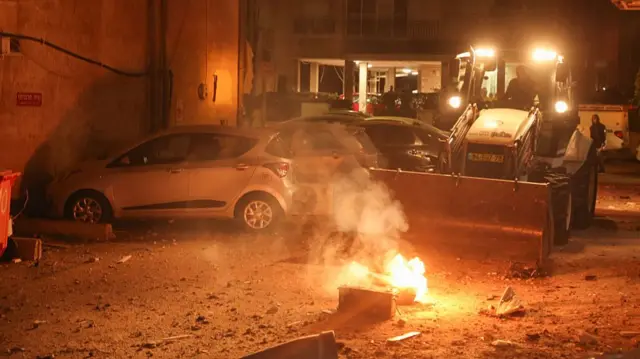 آوار و آتش در میان خودروهای پارک شده در خولون