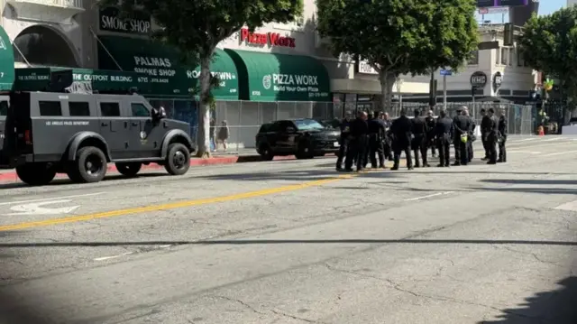 Rua com policiais