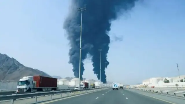 دخان في ميناء الفجيرة