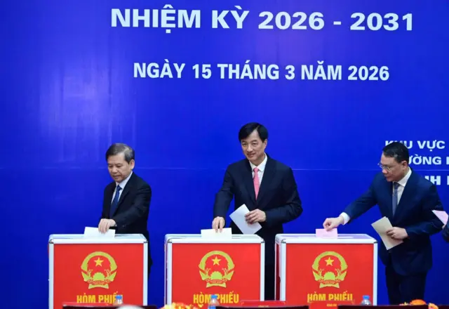 Trưởng Ban Nội chính Trung ương Lê Minh Trí, Bí thư Thành ủy Hà Nội Nguyễn Duy Ngọc, Phó Chánh Văn phòng Trung ương Đảng Đặng Khánh Toàn (từ trái sang) bỏ phiếu bầu cử.