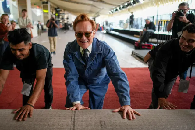 Conan O'Brien participou na quarta-feira dos preparativos para o tapete vermelho