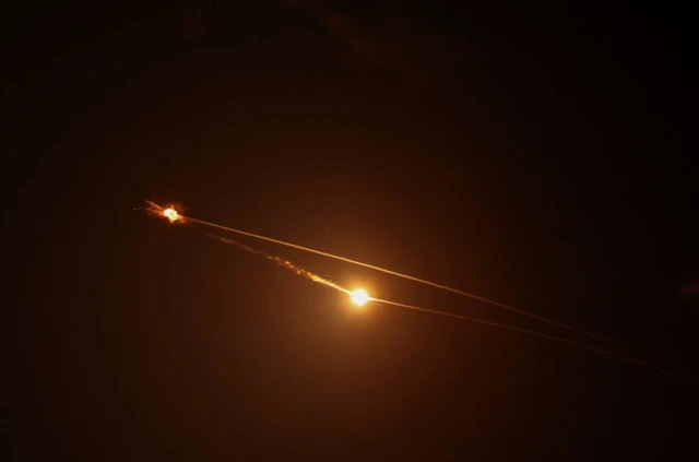 خطوط من الضوء خلال محاولة اعتراض صواريخ كما يُرى من تل أبيب في إسرائيل