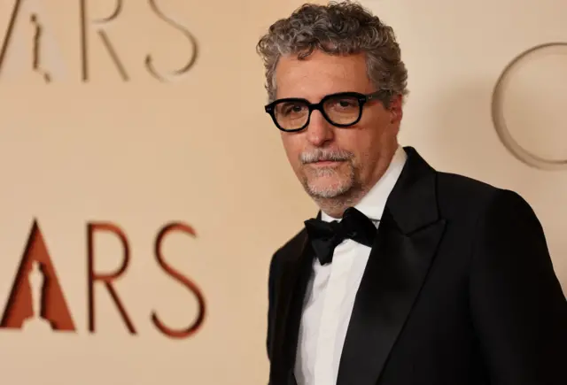 Kleber Mendonça Filho no tapete vermelho do Oscar 2026