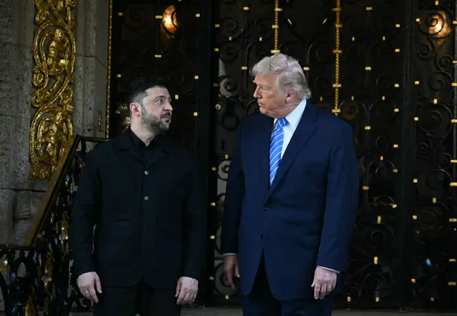 Президент США Дональд Трамп приветствует президента Украины Владимира Зеленского в своей резиденции Мар-а-Лаго в Палм-Бич 28 декабря 2025 года