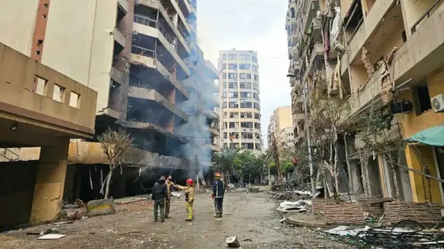 عناصر في فرق الإسعاف والإنقاذ في منطقة حارة حريك في ضاحية بيروت الجنوبية
