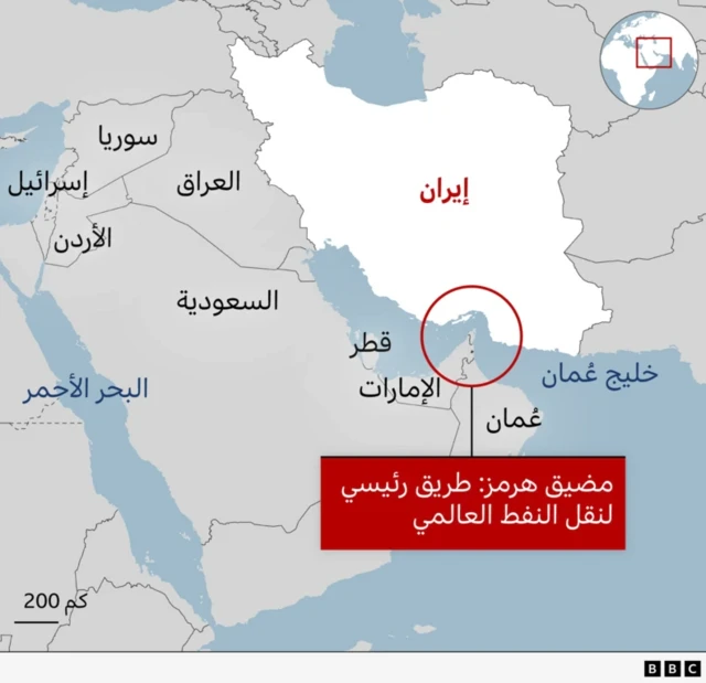 خريطة توضح موقع مضيق هرمز الذي يربط الخليج ببحر عُمان والمحيط الهندي، ويقع بين إيران وسلطنة عُمان، ويُعد أحد أهم الممرات البحرية في العالم لعبور النفط والتجارة الدولية