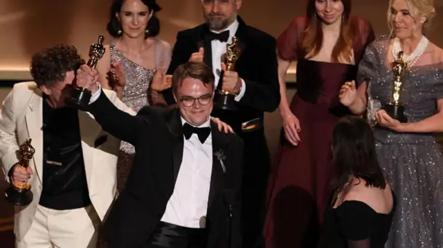 Pavel Talankin segura estatueta no palco do Oscar