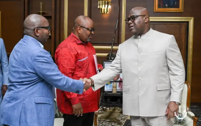 Perezida Tshisekedi aramutsa Sama Lukonde (ibumoso) na Aimé Boji Sangara hagati