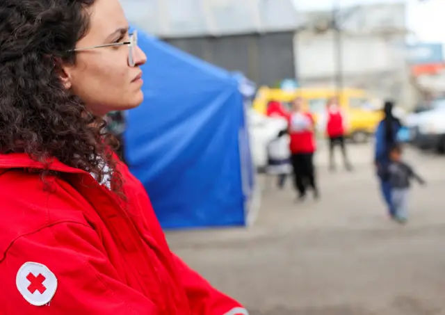 عضوة في الصليب الأحمر اللبناني في نقطة إغاثة طبية يقدم المساعدة للنازحين في أعقاب تصعيد التوتر بين حزب الله وإسرائيل، وسط الصراع الأمريكي الإسرائيلي مع إيران، في بيروت، لبنان، 16 مارس/آذار 2026.