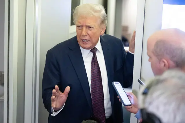 Trump uçakta açıklamalar yapıyor.