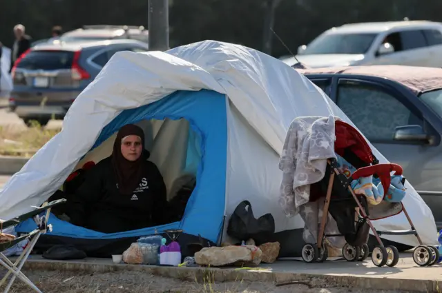 سيدة نازحة داخلياً، فرّت من الغارات الإسرائيلية، تجلس داخل خيمة في بيروت، لبنان، 16 مارس 2026.