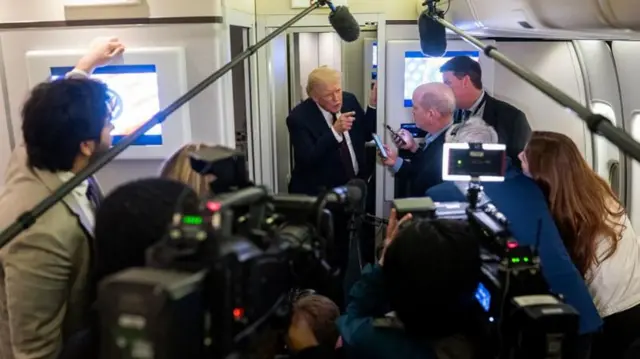 Tổng thống Trump nói chuyện với báo giới trên chuyên cơ Air Force One