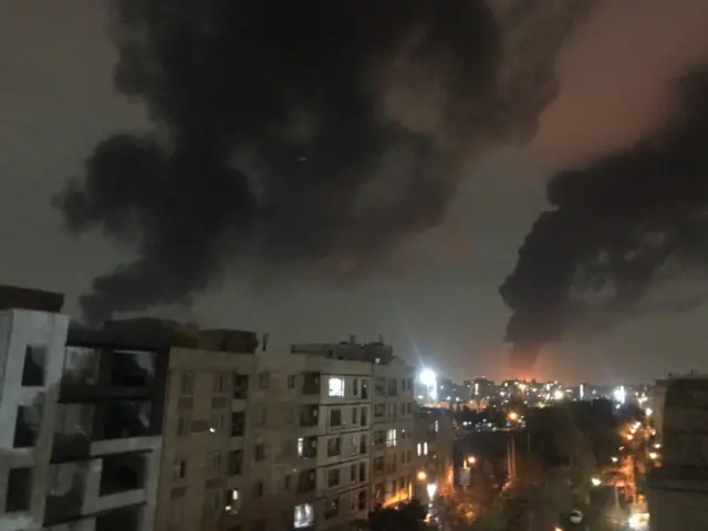 محمد باقرزاده، روزنامه نگار ساکن تهران در شبکه ایکس عکسهایی از بامداد دوشنبه ۲۵ اسفند منتشر کرد و نوشت: «امشب را هم با صدای جنگنده و بمب گذراندیم. این تصاویر از صدها متر فاصله است؛ با چشم دیدم که جایی زده شده که مدام آتش گر می‌گیرد»