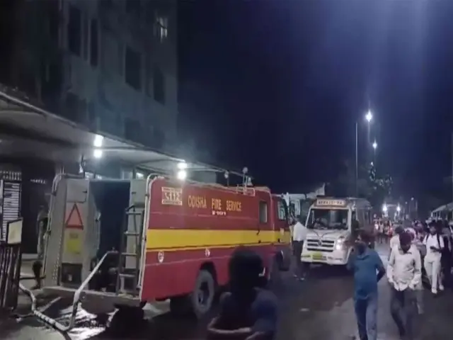 কটকের হাসপাতালের সামনে অগ্নি নির্বাপন বিভাগের ইঞ্জিন