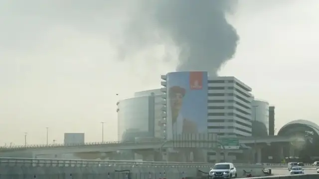ধোঁয়া দেখা যাচ্ছে দুবাই শহরে