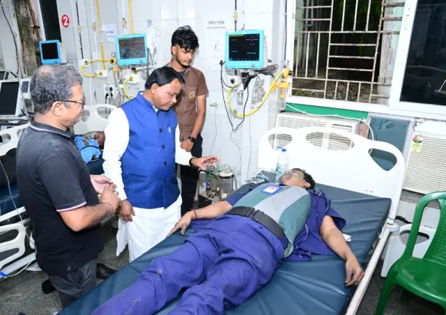 मरीज़ों से मिलते हुए मोहन चरण माझी