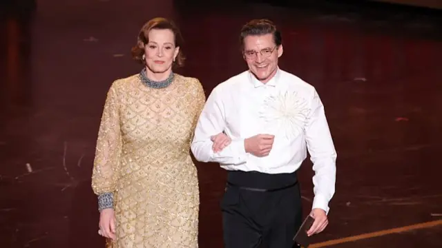 Sigourney Weaver y Pedro Pascal
