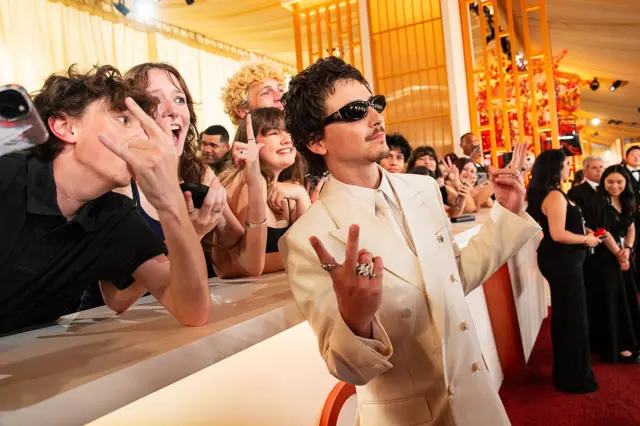 Timothée Chalamet junto a fans