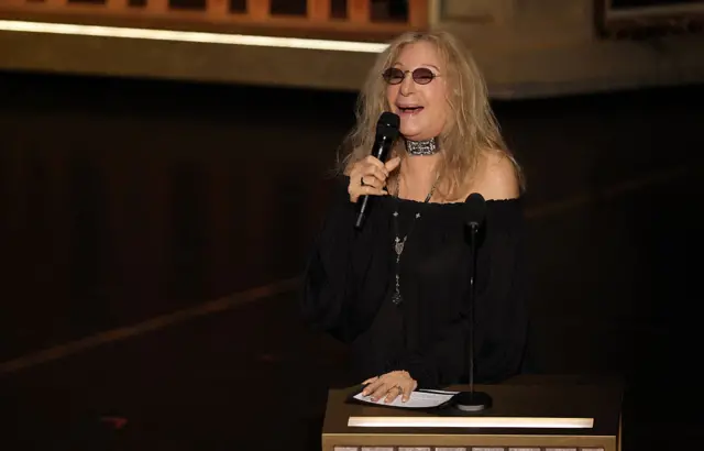 Barbra Streisand en el escenario de los Oscar