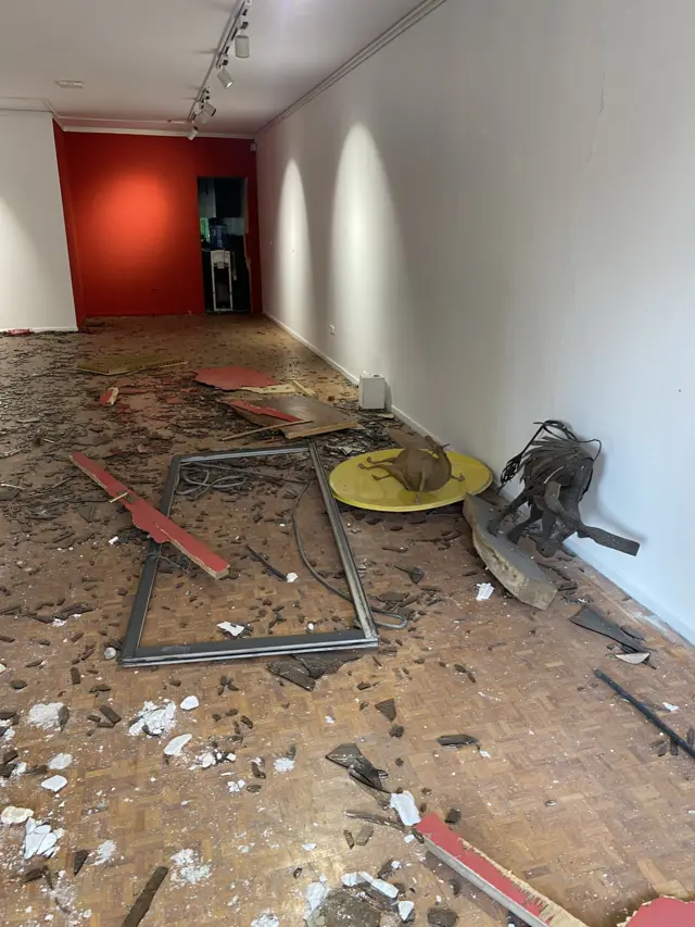 صدرا نوری،‌ هنرمند ساکن تهران عکسی از گالری هنری کاما در محدوده خیابان آفریقا (جردن) منتشر کرد و نوشته که این گالری دچار خسارت جدی شده و به تعدادی اثر هنری هم خسارت وارد شده است