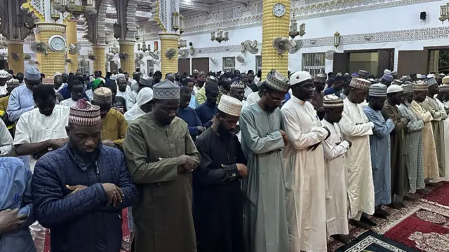 Ndị Alakụba zukọrọ iji kpee ekpere tarawih mbụ nke Ramadan n'ụlọ alakụba Jamiâurrahman dị na mpaghara Kwandila nke steeti Kano, Naịjirịa, na Febụwarị 18, 2026.