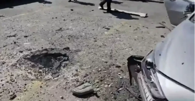 صور تُظهر خفرة صغيرةـ وواجهة سيارة مدمرة.