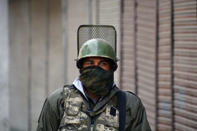 အိန္ဒိယမှာ လုံခြုံရေးယူနေတဲ့ စစ်သားတစ်ဦး(ပုံဟောင်း)