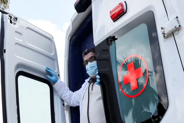 متطوعو الصليب الأحمر اللبناني يقدمون مساعدات طبية للمدنيين النازحين جراء تصعيد حزب الله وإسرائيل.