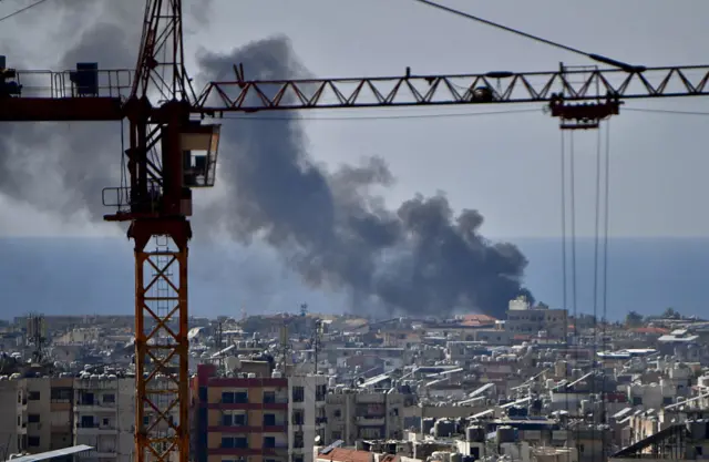 Beyrut'un Dahiye mahallesine düzenlenen hava saldırılarının ardından binaların arasından yükselen dumanlar. Yerleşim yerinde yaşayan insanlar evlerini boşalttı.