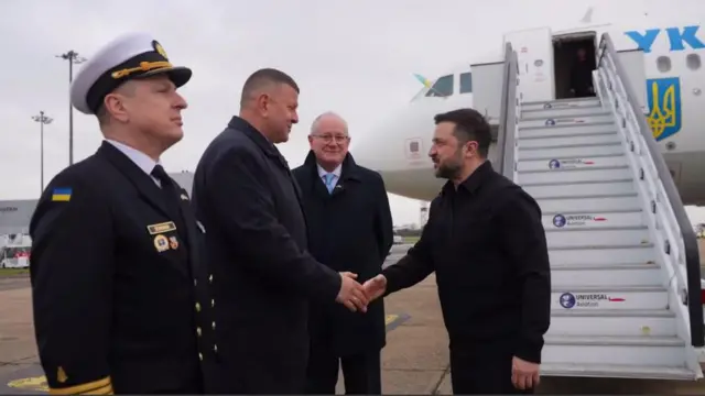Зеленского в аэропорту, судя по опубликованному видео, в числе прочих встречал посол Украины в Британии Валерий Залужный, экс-главком ВСУ