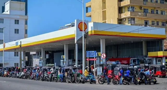 أمام إحدى محطات تعبئة الوقود