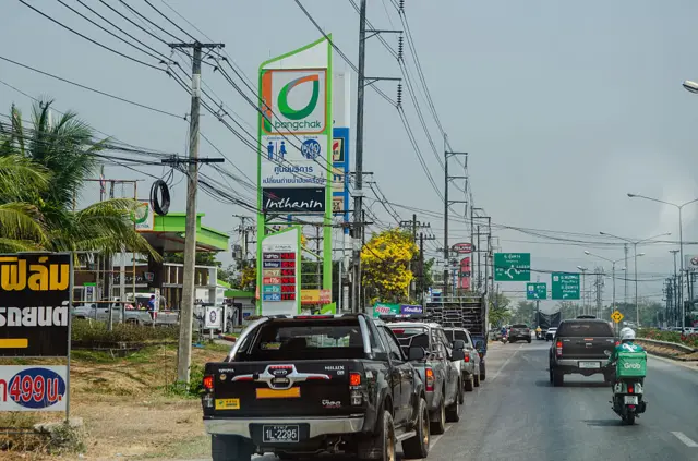 မတ် ၄ ရက်က မဲဆောက်မှာ ဆီတန်းစီနေတဲ့ ကရင်ပြည်နယ်လိုင်စင်နဲ့ ကားတစ်စီး