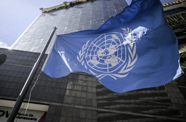يرفرف علم الأمم المتحدة أمام مبنى مكتبها في كاراكاس في 16 ديسمبر/كانون الأول 2025.