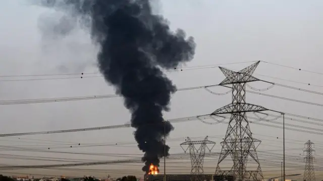 दुबई एयरपोर्ट के पास उठता धुआं