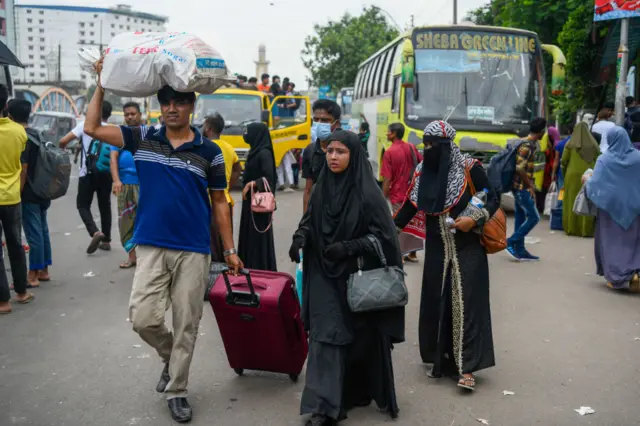 বাড়ি ফিরছেন মানুষজন