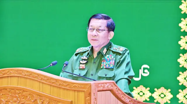 မြန်မာ စစ်ခေါင်းဆောင်ဗိုလ်ချုပ်မှူးကြီးမင်းအောင်လှိုင်ကို ၂၀၂၆ ခုနှစ် တပ်တွေ့ဆုံပွဲတစ်ခုမှာ မြင်တွေ့ရတာဖြစ်ပါတယ်