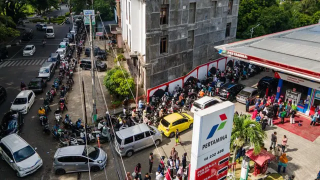 صف طولانی پمپ بنزین در سریلانکا