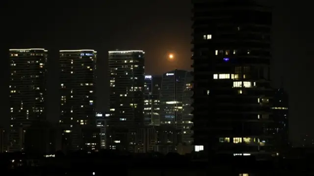 Những vệt lửa xé ngang bầu trời đêm khi hệ thống đánh chặn của Israel bắn hạ một tên lửa Iran tại Tel Aviv.