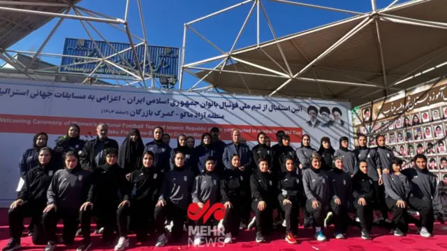 عکس دسته‌جمعی از تیم فوتبال زنان بعد ازورود به ایران