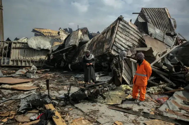 عکسی از محل حمله پاکستان، کانتینرهای سوخته دیده می‌شوند