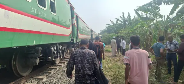 বগুড়ার সান্তাহারে নীলসাগর এক্সপ্রেস ট্রেনের নয়টি বগি লাইনচ্যুত হয়